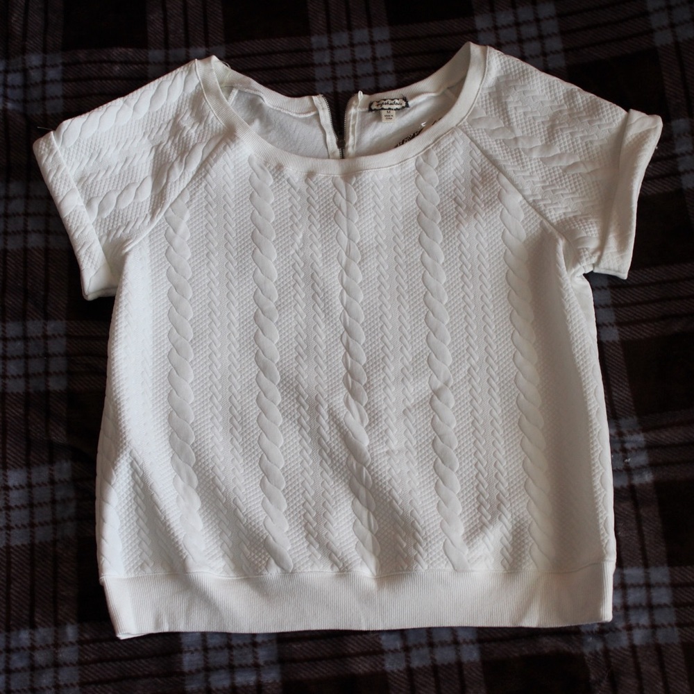 ⚠️Low-Ball Sale⚠️ NWT White Quilted Eyeshadow Top